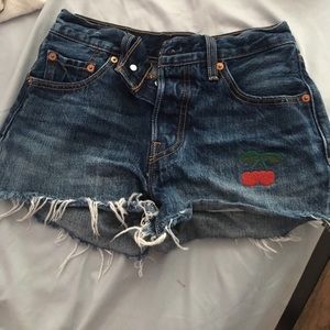 LEVIS CHERRY SHORTS